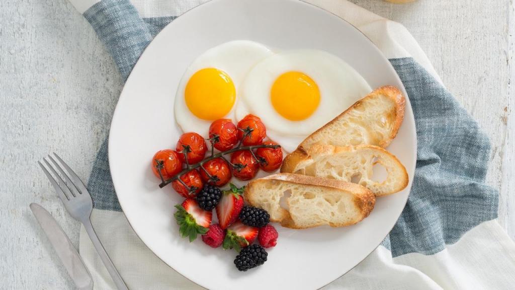 Вкусная яичница на завтрак: варианты приготовления и оформления