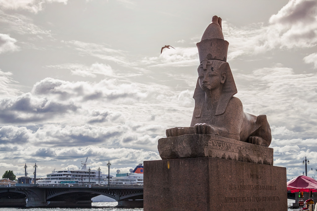 Где найти сфинксов. Сфинксы на университетской набережной. Где найти сфинксов. Университетская набережная сфинксы академия художеств. Сфинкс аменхотепа 3 в петербурге.