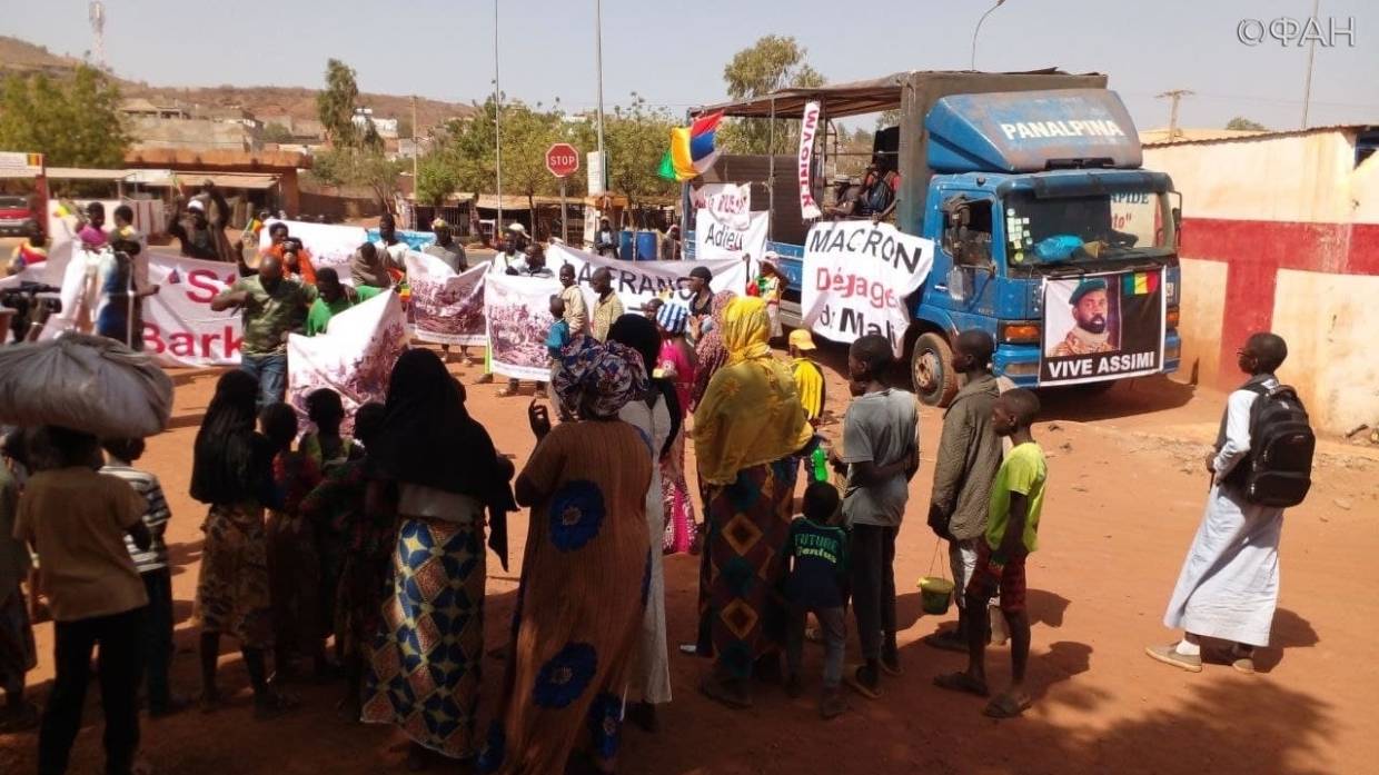 «Ассими — Путин»: в Мали прошли массовые антифранцузские митинги 