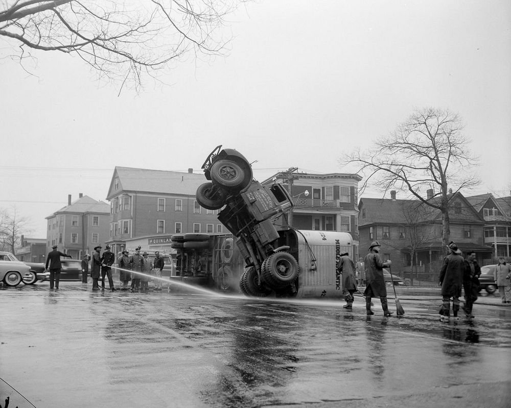 Необычные аварии и впечатляющие ДТП в середине прошлого века Лесли, фотографий, Джонс, почти, поворотах, сотни, сделал, фотосъёмкойОн, занят, постоянно, чтобы, хаоса, достаточно, улицах, Фотограф, крутых, автомобильных, часто, грузоподъёмность, высокой