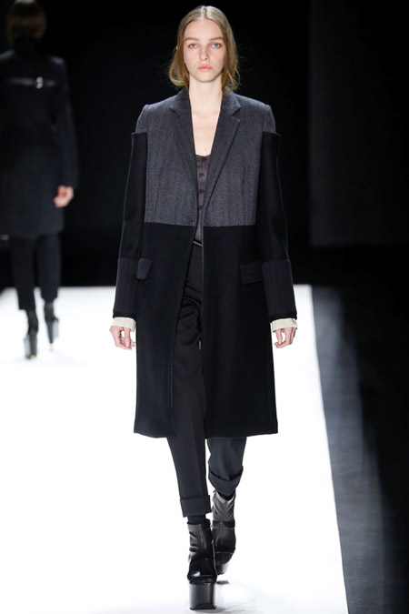 Модель в прямом черно сером пальто от Vera Wang - модные пальто осень 2016, зима 2017