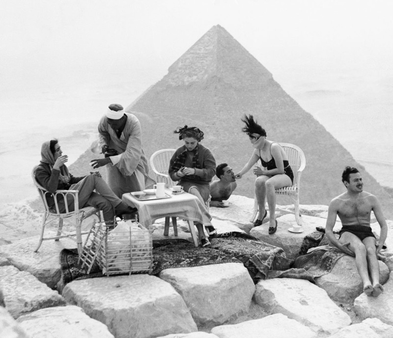 Пикник на вершине пирамиды Хеопса, 1938 год, Египет историческое фото, история