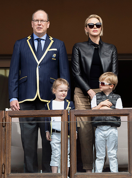 На стиле: княгиня Шарлен и князь Альбер с детьми на турнире по регби На стиле: княгиня Шарлен и князь Альбер с детьми на турнире по регби Дети,Детская мода