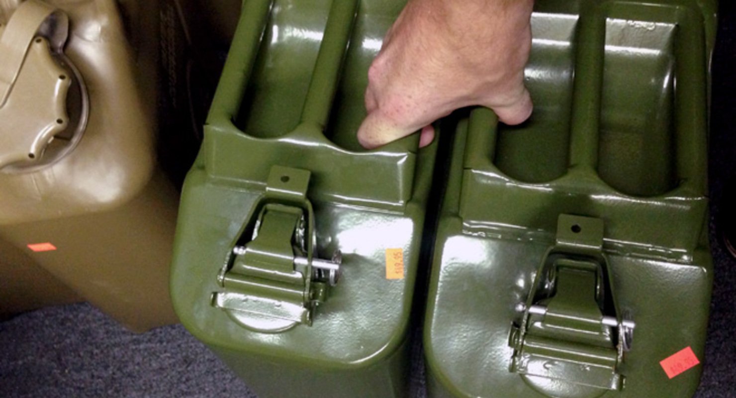 Прохудилась канистра из-под топлива. Как отремонтировать?