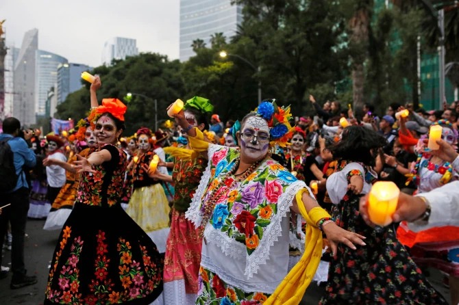 В Мексике провели праздничный парад ко Дню мертвых