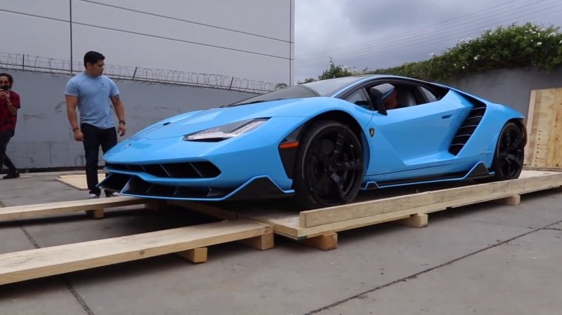 Lamborghini Centenario: как распаковывают новенький суперкар lamborghini, lamborghini centenario, авто, автомобили, доставка, посылка, суперкар. спорткар