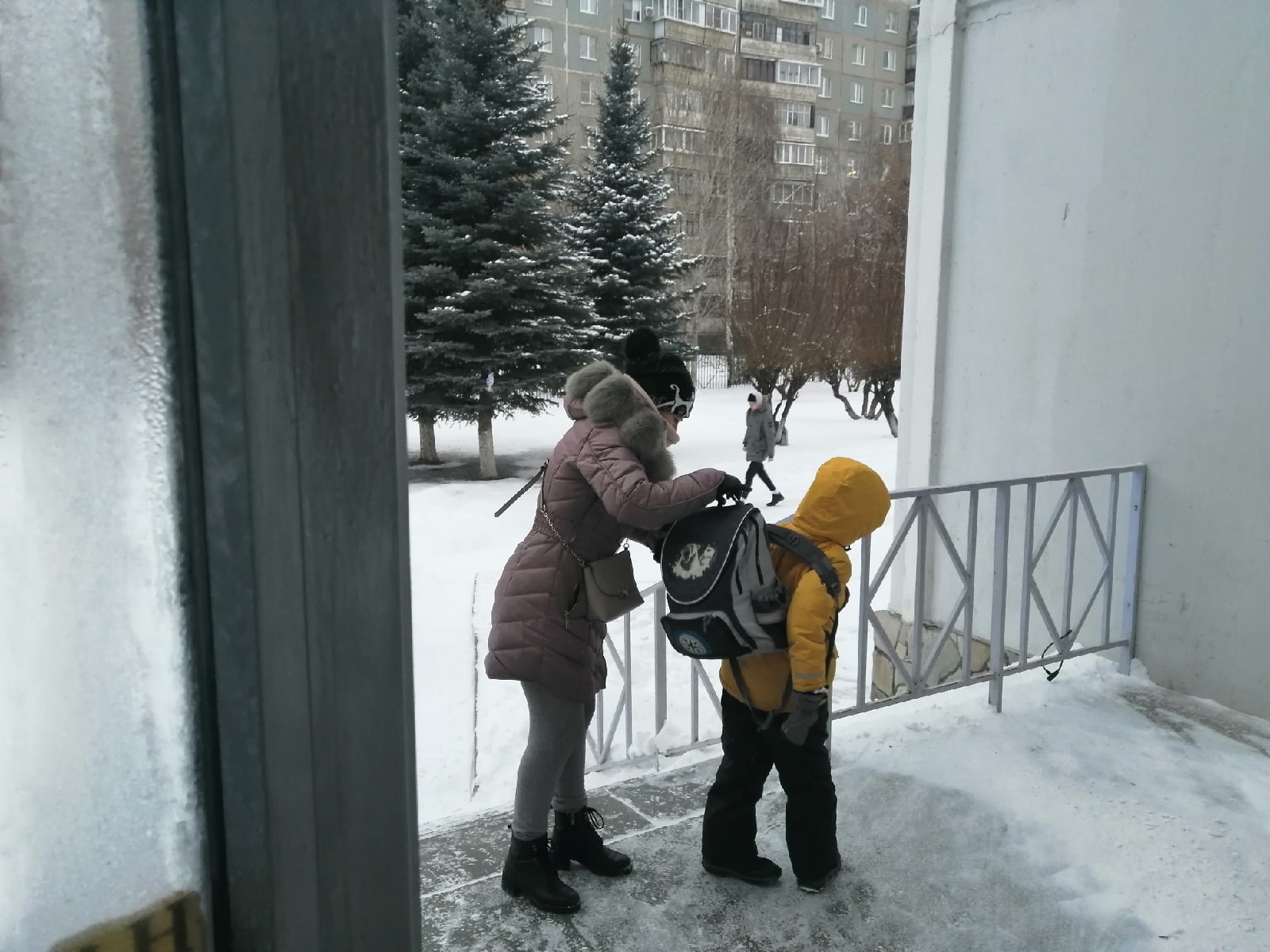 26 февраля идти в школу. Отменили занятия в школах. Школа 57 Челябинск. Дети идут в школу зимой. Дети идут в школу в Мороз.