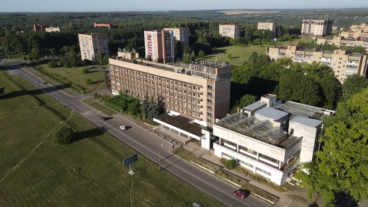 Вы могли бы себе представить, что где-то в центре подмосковного города может стоять огромная заброшенная гостиница совершенно без всякой охраны.-4