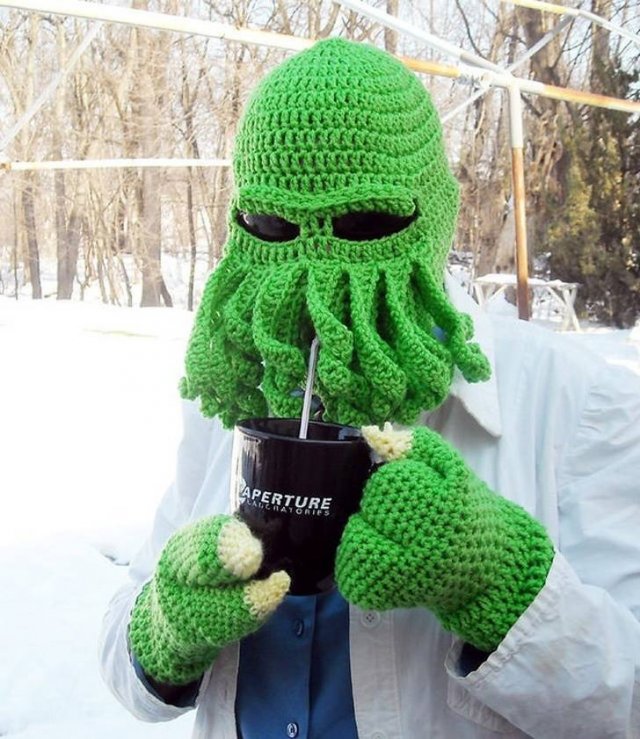 человек в зеленой вязаной шапке и перчатках