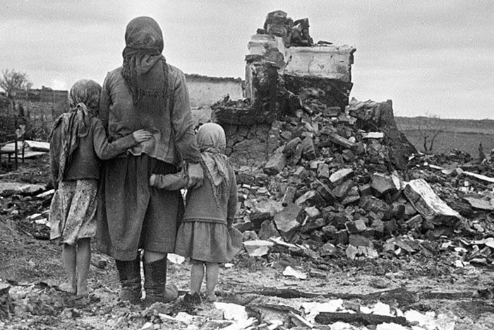 Выжившие мирные жители на руинах своего дома
