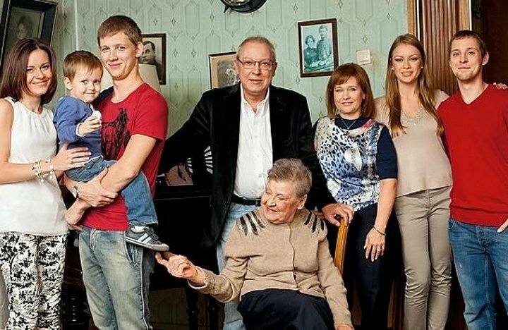Максим Никулин с семьей