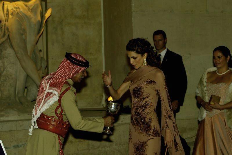 Чем живет ее Величество Королева Иордании. Не то что наши политики!