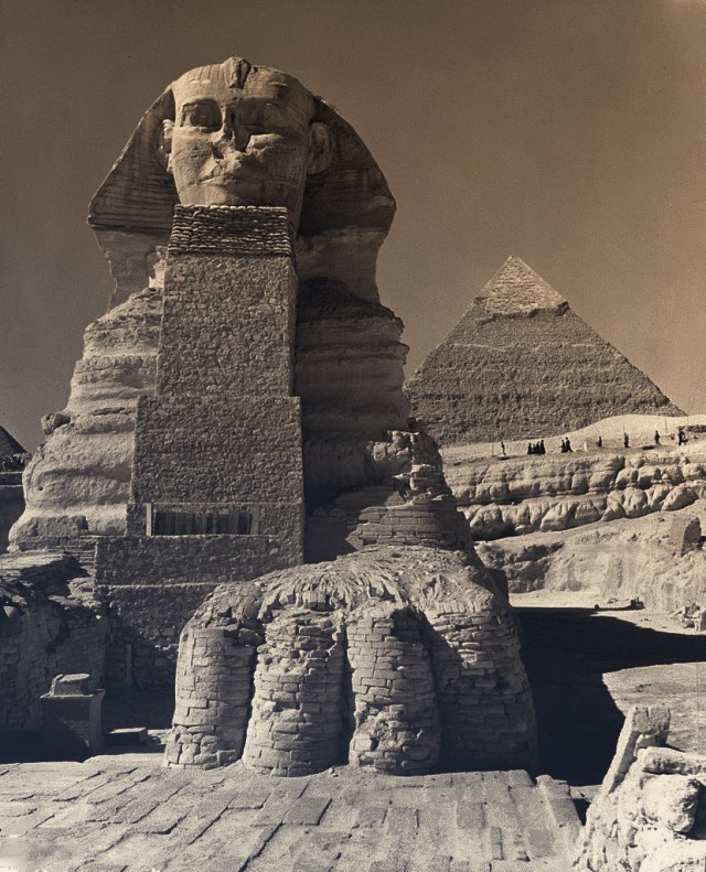 Голова Сфинкса, укрепленная вот таким нелепым сооружением во время Второй Мировой Войны. археология, древний египет, египтология, история, мумия, пирамиды, фараон, храмы
