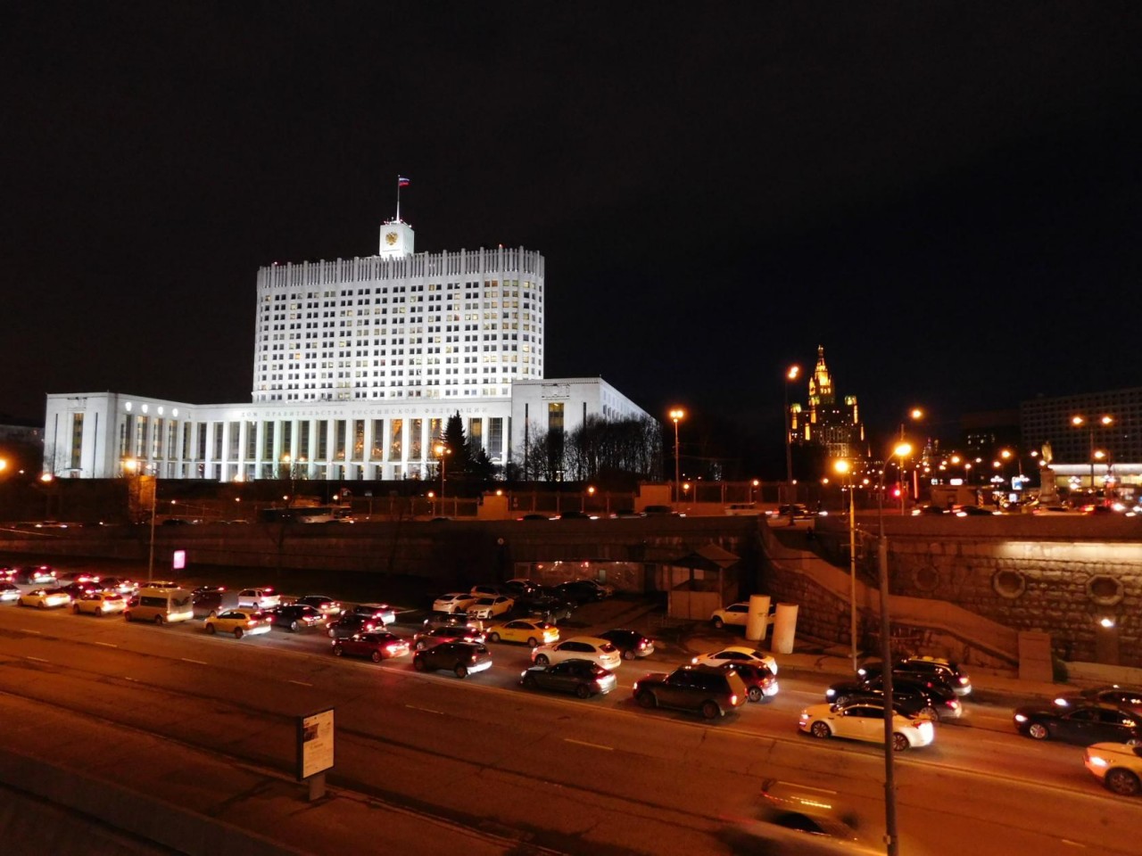 Данный москва. Москва вечер белый дом. Вечерняя Москва дом правительства. Москва МИД белый дом вечером. Вид на белый дом Москва.