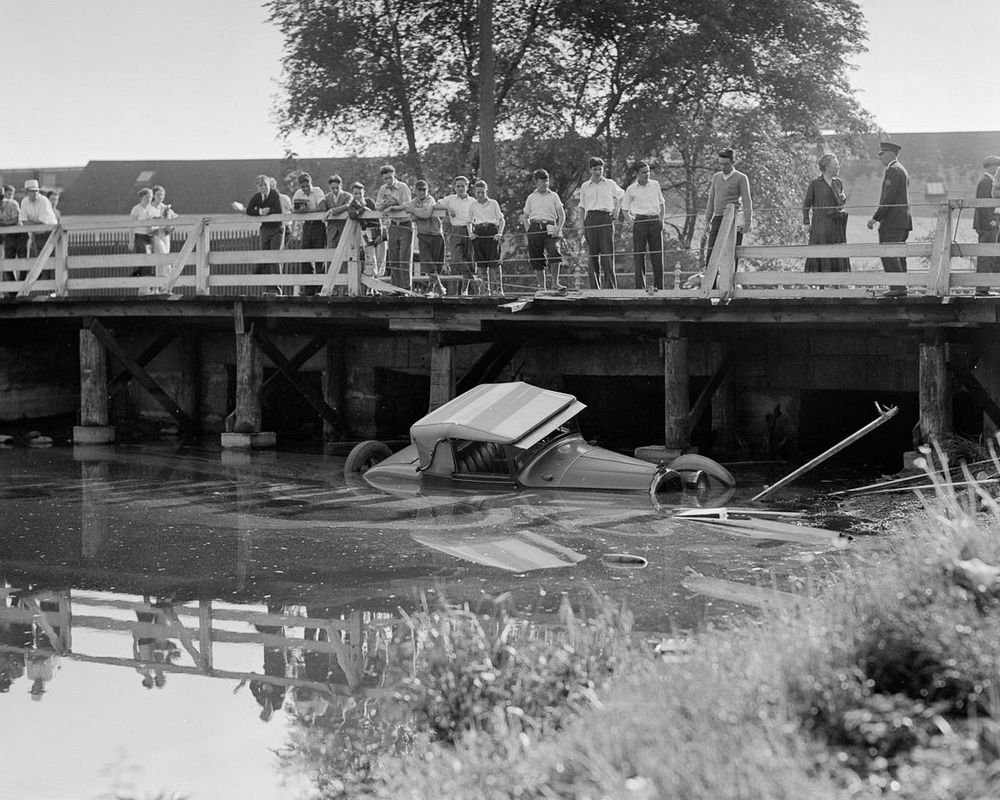 Необычные аварии и впечатляющие ДТП в середине прошлого века Лесли, фотографий, Джонс, почти, поворотах, сотни, сделал, фотосъёмкойОн, занят, постоянно, чтобы, хаоса, достаточно, улицах, Фотограф, крутых, автомобильных, часто, грузоподъёмность, высокой