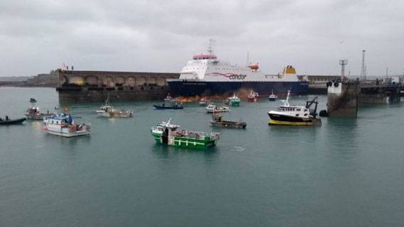 Французские рыбаки прекратили протесты у британского острова Джерси