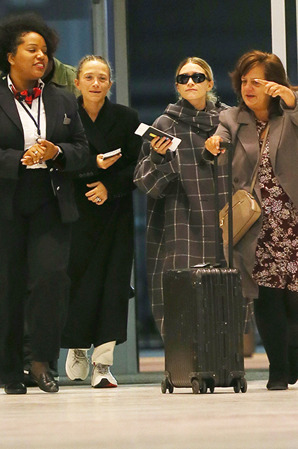 Сестры Мэри-Кейт и Эшли Олсен замечены в аэропорту Нью-Йорка Сестры Мэри-Кейт и Эшли Олсен замечены в аэропорту Нью-Йорка Новости