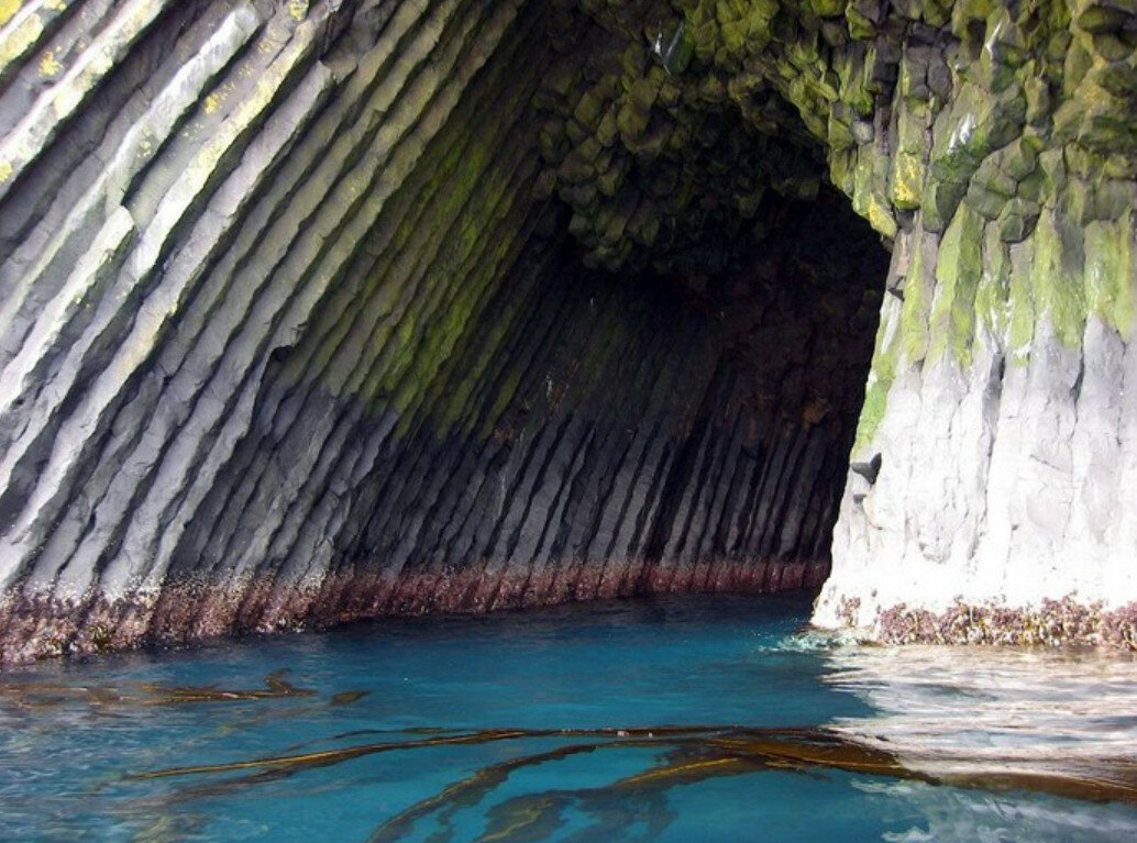 Базальтовая пещера на острове Акун (Аляска)