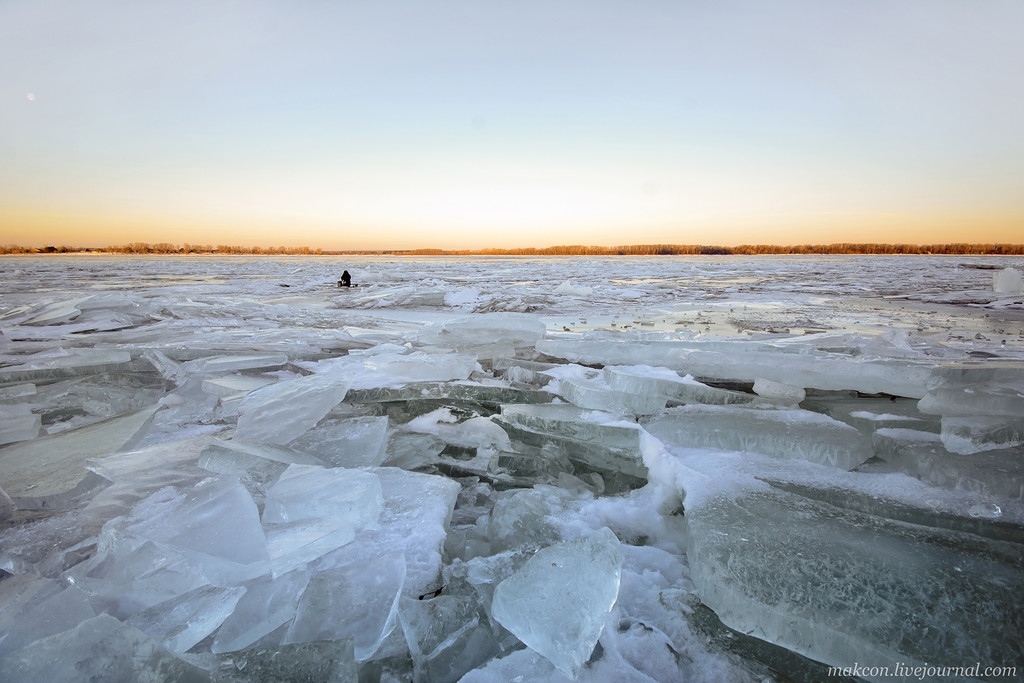 Замерзают ли озера. Замерзшая Волга Саратов. Река Волга замёрзшая зимой Саратов. Торосы на Чудском озере. Лед на Волге Саратов.