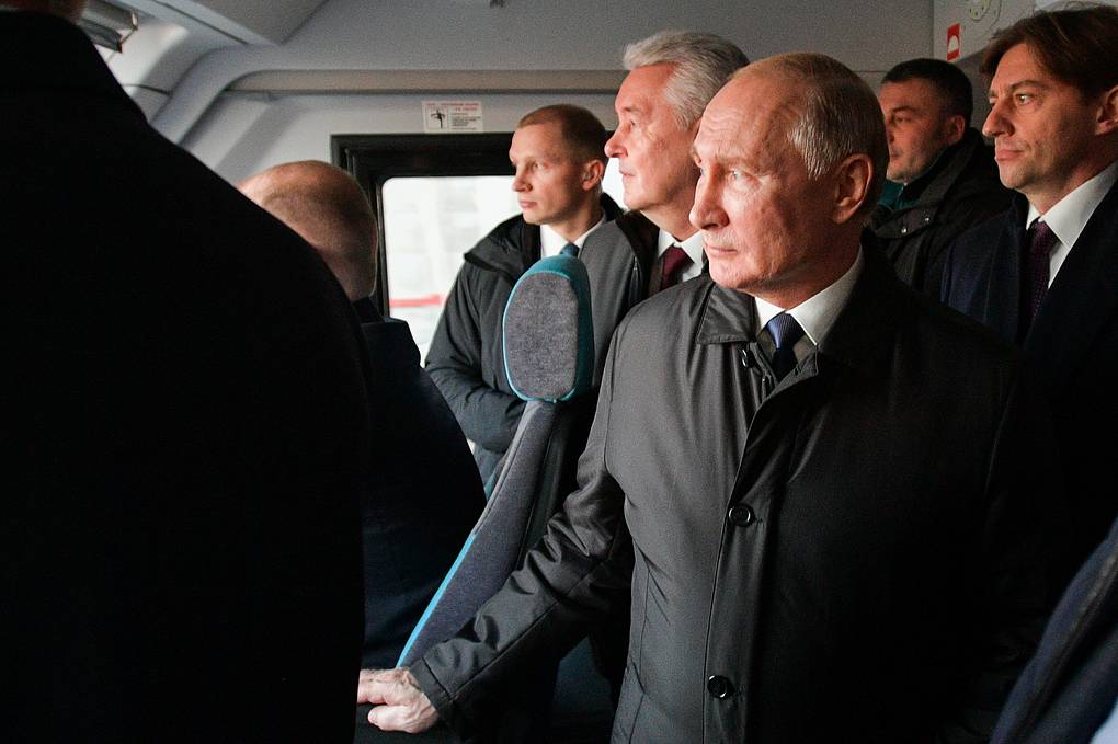 Собянин во время поездки по МЦД подарил Путину именную карту "Тройка" власть,общество,Путин,россияне,Собянин