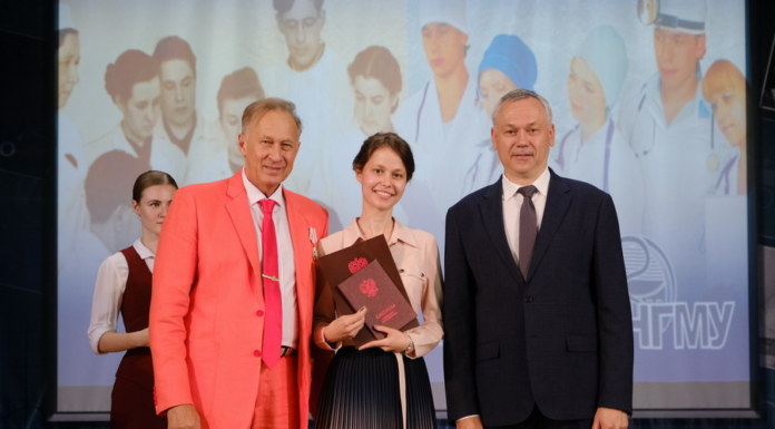 Андрей Травников вручил дипломы лучшим выпускникам новосибирского медуниверситета