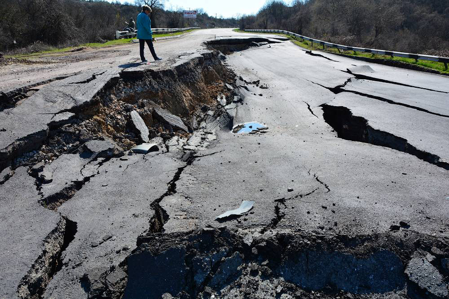 дорога разрушений. обвал дороги в крыму. разрушенные дороги. разрушенная дорога. централия город сайлент хилл.