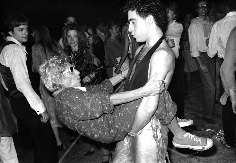 Женщина, известная как Disco Granny («Диско-бабушка»), танцует с молодым парнем в Studio 54, около 1978 года Веселые, люди, эпоха