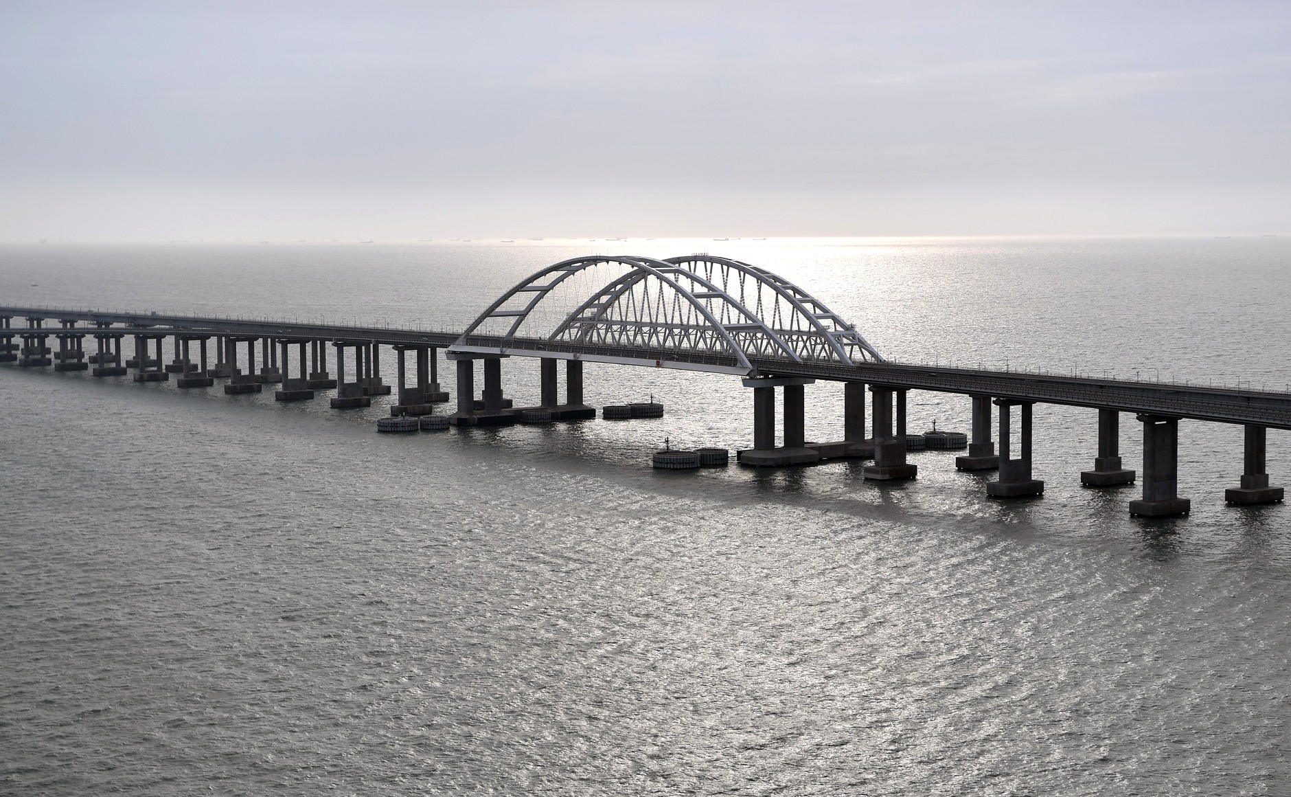 Движение на Крымском мосту возобновили после перекрытия