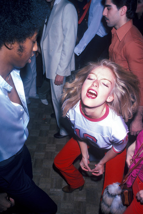 Девушка танцует в толпе на танцполе Studio 54, 1977 год Веселые, люди, эпоха