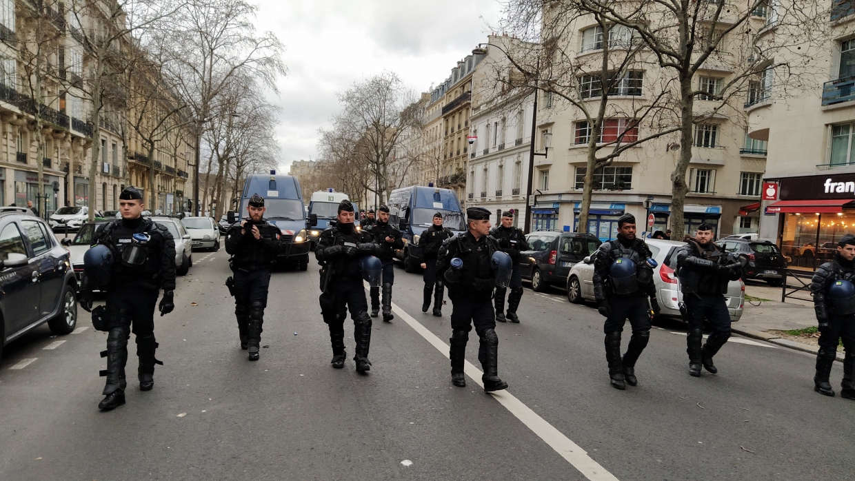 Во Франции арестовали 19 участников митингов против вакцинации. События дня Во Франции арестовали 19 участников митингов против вакцинации. События дня Общество