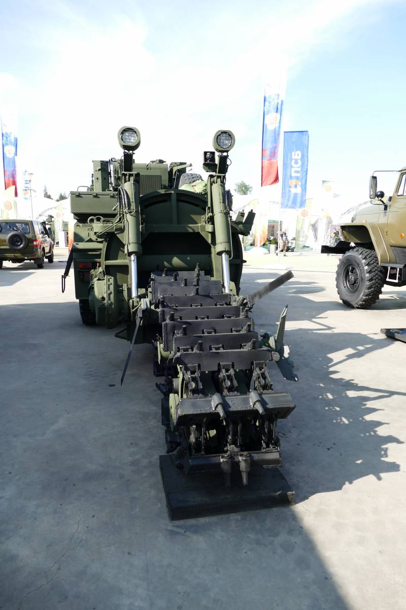 Две гусеницы и шесть колес: землеройная машина из Галича Две гусеницы и шесть колес: землеройная машина из Галича оружие