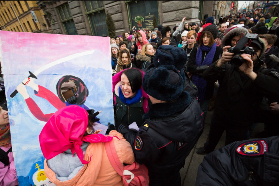 Чел заехал в митинг феминисток. Феминистки России. Парад феминисток. Феминистки Петербурга. Феминизм в Армении.