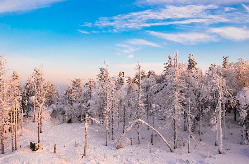 Двое на скале среди заснеженного леса, Нижний Тагил, Свердловская область © Cultura Creative зима, красота, природа, россия, фото