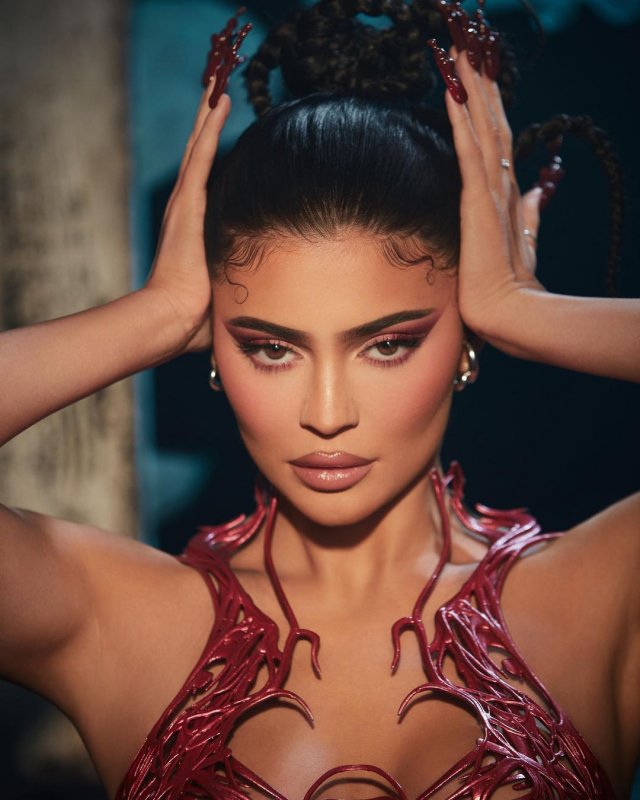 Кайли Дженнер во второй раз стала мамой