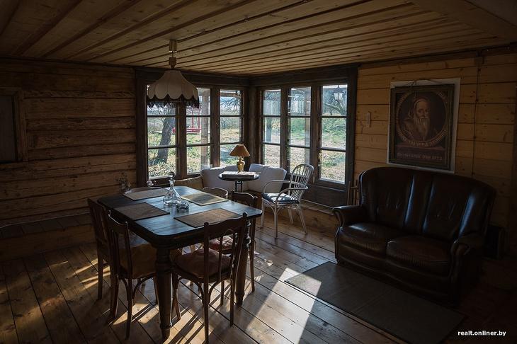 «Вложил сюда все свои сбережения». Как один человек возрождает деревню на Голубых озерах 