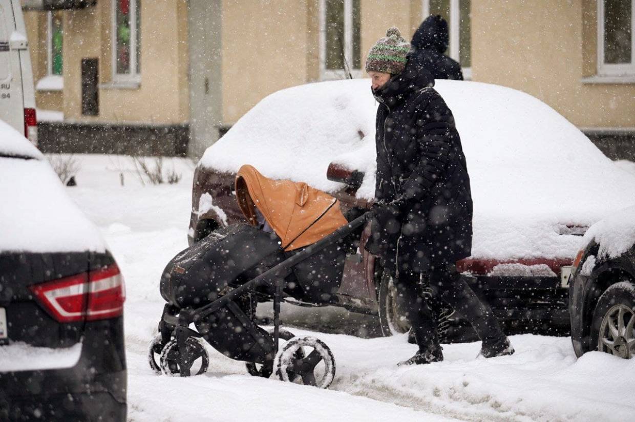«Решили поиздеваться»: Как коммунальные службы справляются со снегом в Петербурге