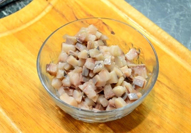 режем сельдь