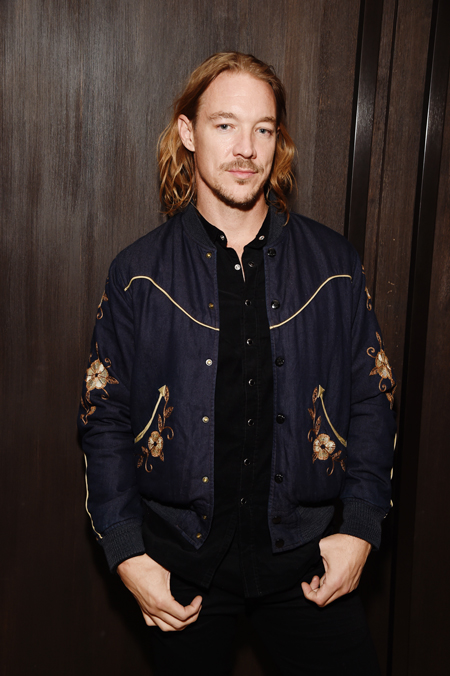 Певица Sia подтвердила, что стала приемной матерью для двух мальчиков-подростков Певица Sia подтвердила, что стала приемной матерью для двух мальчиков-подростков Дети,Дети знаменитостей