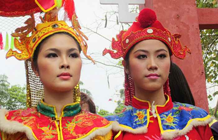 Почти на любом крупном празднике во Вьетнаме можно увидеть девушек, изображающих сестёр Чынг, национальных героинь страны