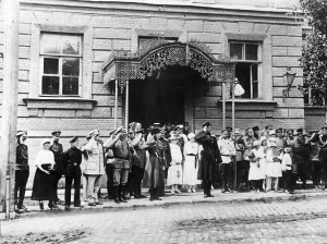 "Чёрный барон" (прозвище по манере носить чёрную черкеску) Врангель принимает парад Кавказской армии в Царицыне. 29 июня по старому стилю (11 июля) 1919 