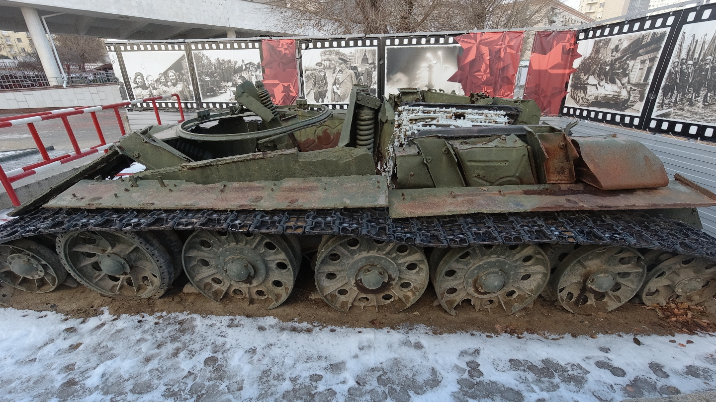 Танк с оторванной башней в Волгограде Танк с оторванной башней в Волгограде