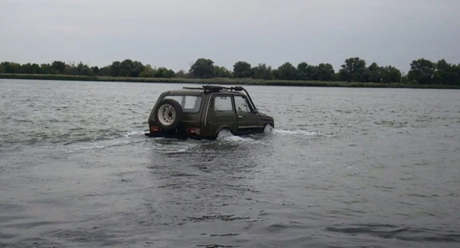 Нива в воде. Нива амфибия. Плавающая Нива. Жигули амфибия.