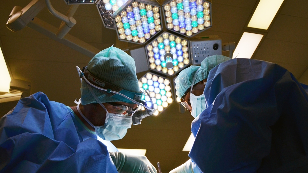 Хирург дал важную рекомендацию пережившему операцию на мозг Марадоне