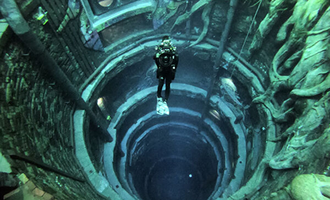 Погружение в самый глубокий бассейн мира. Под водой сделали затопленный город, до дна 60 метров