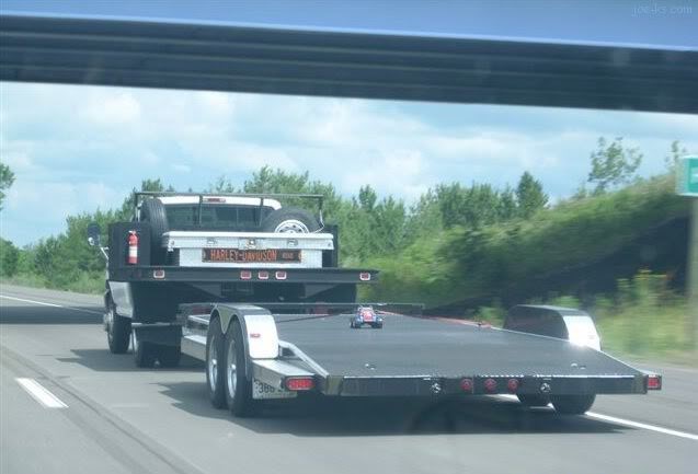 А вот так большая машина везёт маленькую автомобили, грузы, дорога, прикол, юмор