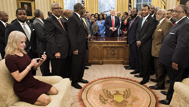 Советник президента США Келлиэнн Конвей на диване в Овальном кабинете Белого дома в Вашингтоне