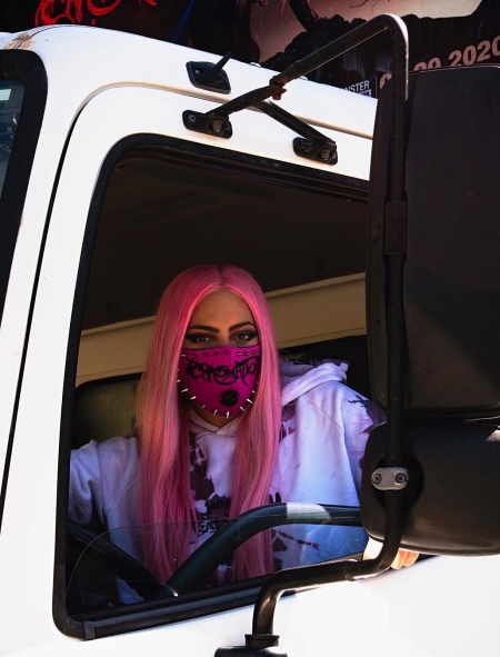 Космическая доставка: Леди Гага лично отвозит свой новый альбом ритейлерам Космическая доставка: Леди Гага лично отвозит свой новый альбом ритейлерам Звезды,Новости о звездах