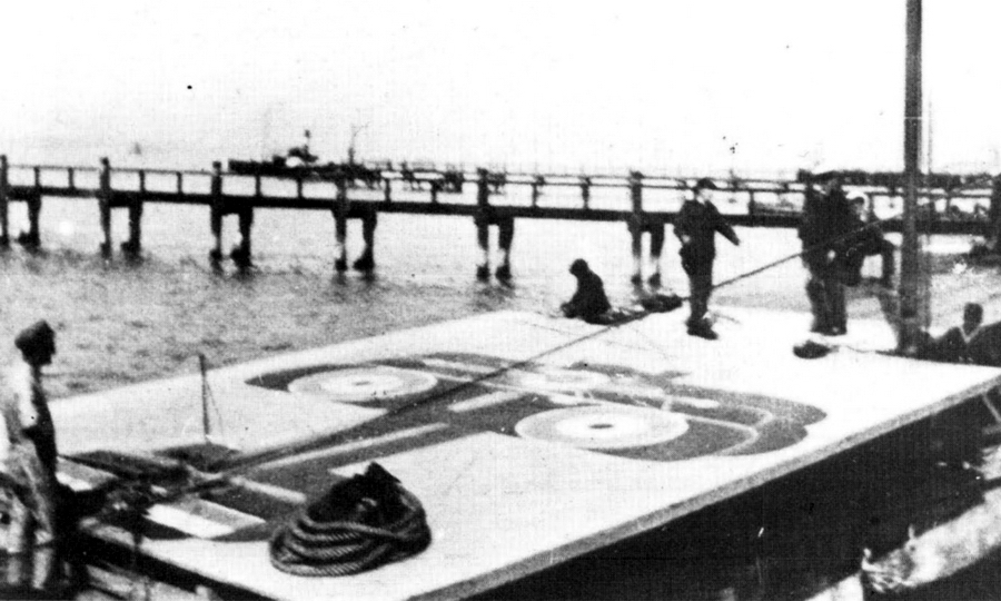 ​На H.3 и некоторых других лихтерах в августе и осенью 1918 года нарисовали стоящий на палубе «Сопвич Кэмел» — только почему-то развёрнутый носом к корме - Карманные авианосцы в охоте на цеппелин
 | Warspot.ru