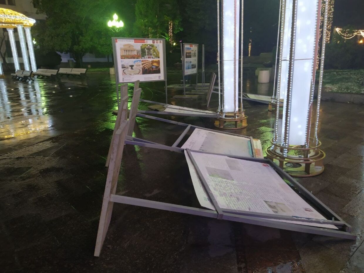 «Вымершая» набережная и закрытые кафе: в Ялте непогода оставила людей без света