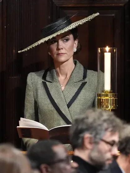 Кейт Миддлтон в шляпе, скрывающей лицо, появилась на публике с Уильямом